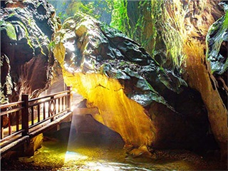 張家界地縫—黃龍洞空中旅游航線(xiàn)國(guó)慶首航 張家界地縫—黃龍洞空中旅游航線(xiàn)國(guó)慶首航